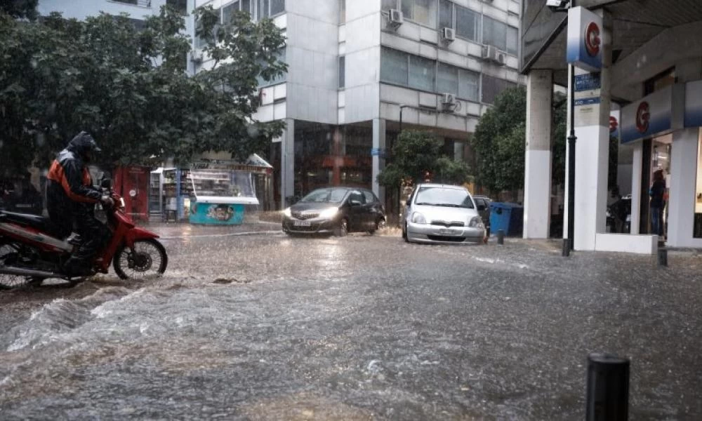 Κακοκαιρία στην Αθήνα: Προβλήματα στους δρόμους-"Πνίγηκε" η Πατησίων (βίντεο)